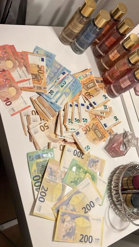 Achetez de la fausse monnaie qui a l'air vraie.